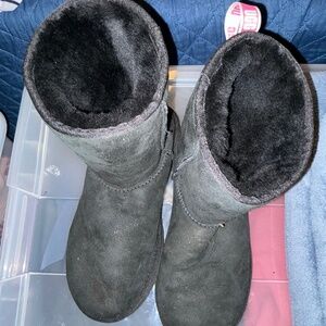 Ugg boots in black with a strand of pink down the back size 7